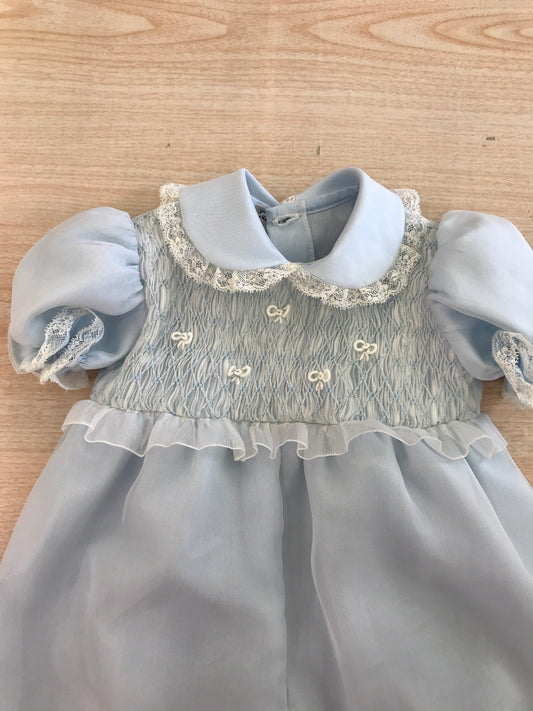 Pagliaccetto Piccola Giuggiola in organza in seta manica a sbuffo con corpetto lavorato da punto smock e nodi d'amore con applicazioni di valacienne