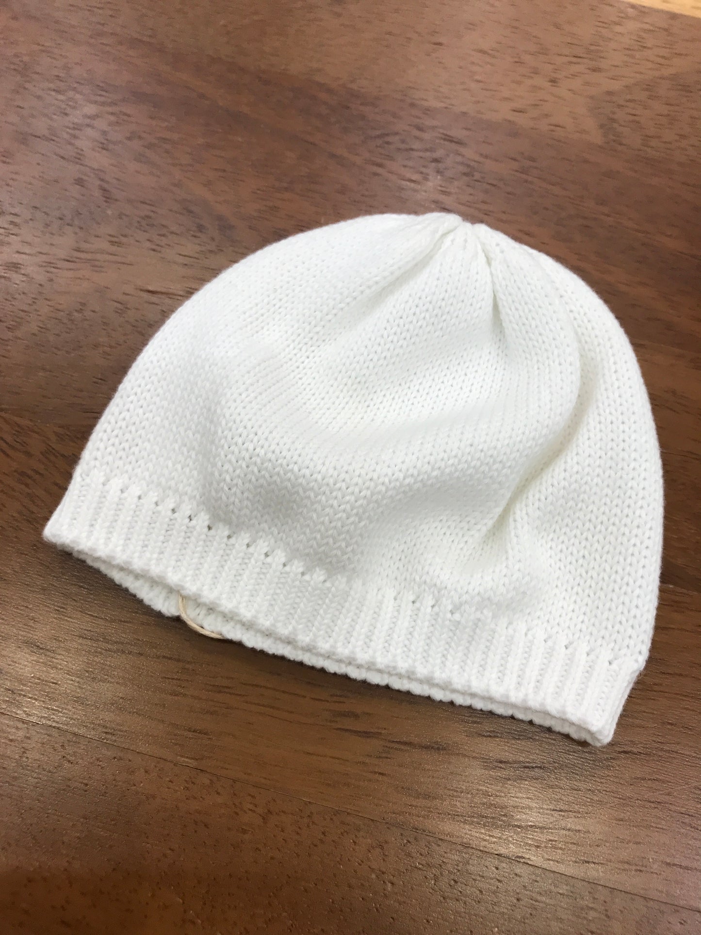 Cappello Colibrì in filo bianco semplice senza decori