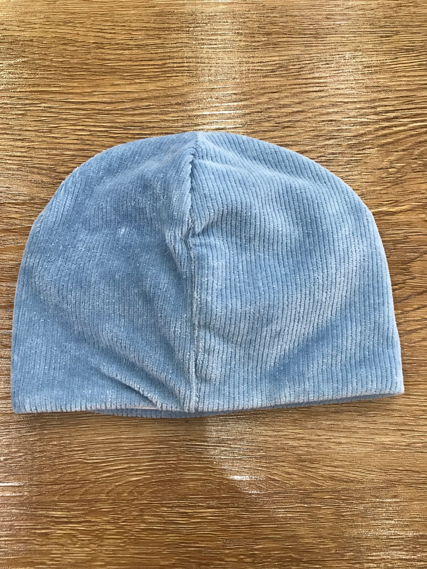 Cappello Nanan in ciniglia a costine con balena ricamata sul davanti