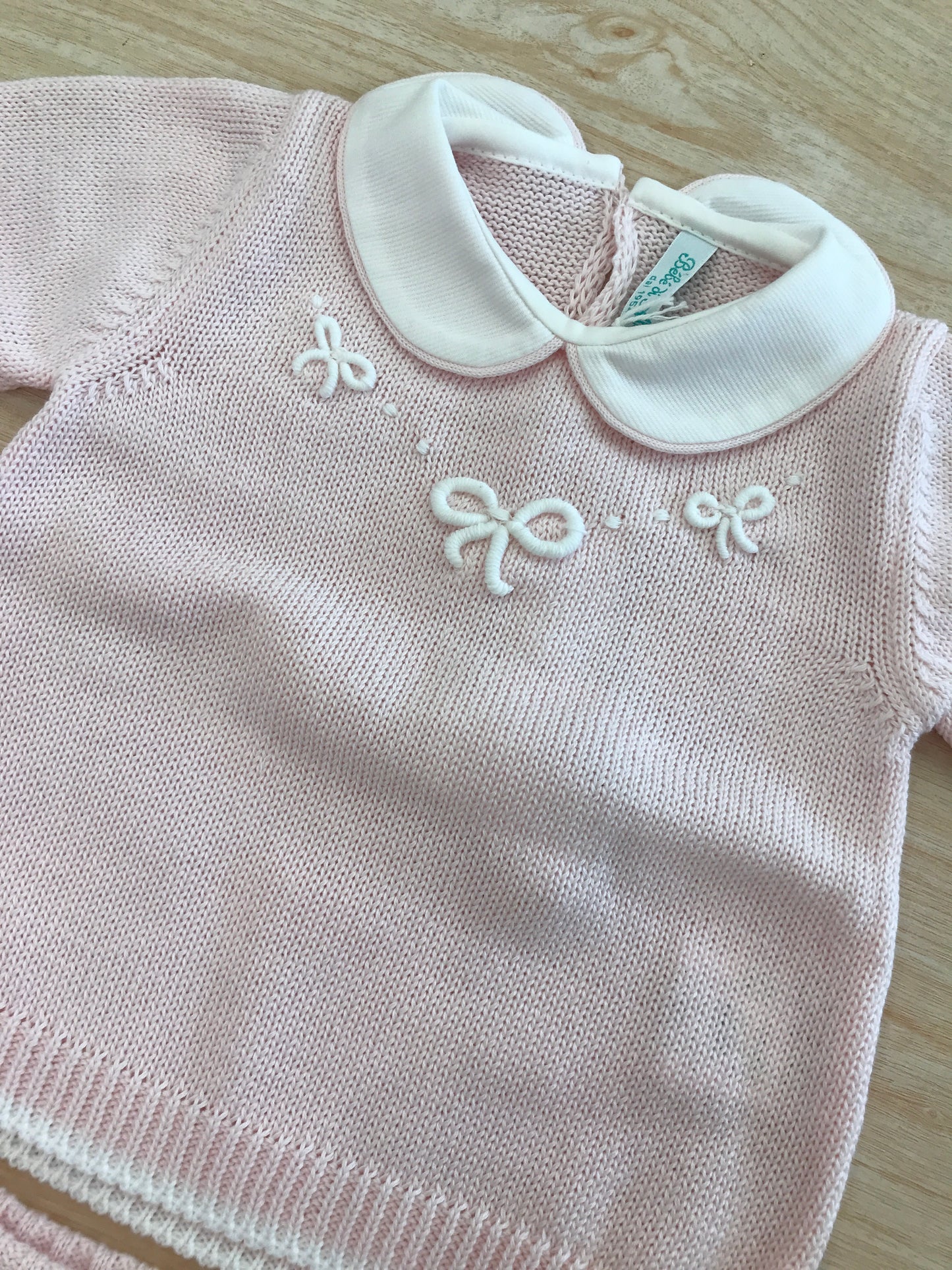 Tutina Bebè di Almy in filo due pezzi manica lunga gamba lunga con piccoli fiocchetti in rilievo bianchi