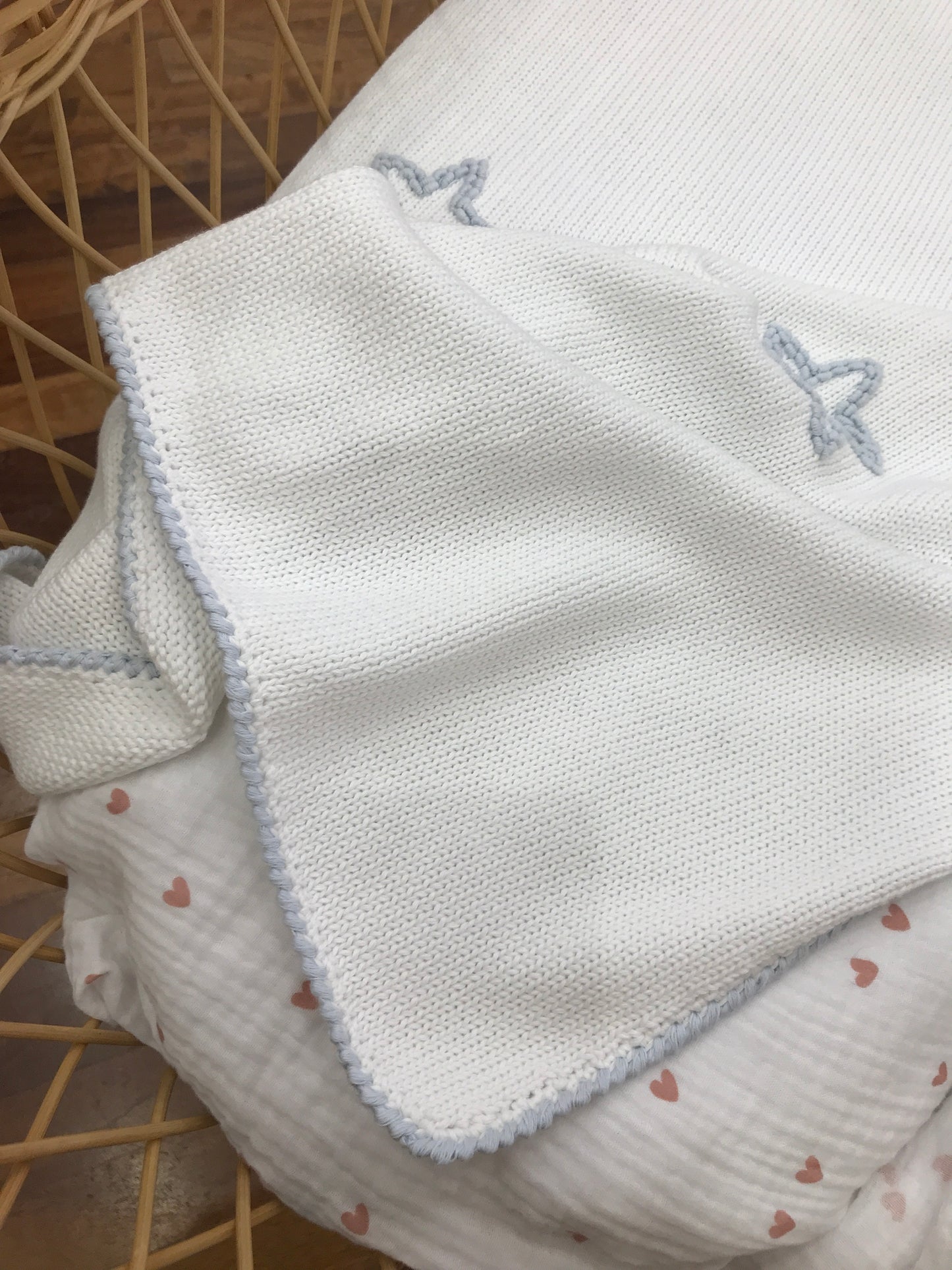 Coperta Colibrì in filo bianco con punto gambero celeste e stelle ricamate sul centro
