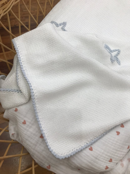 Coperta Colibrì in filo bianco con punto gambero celeste e stelle ricamate sul centro