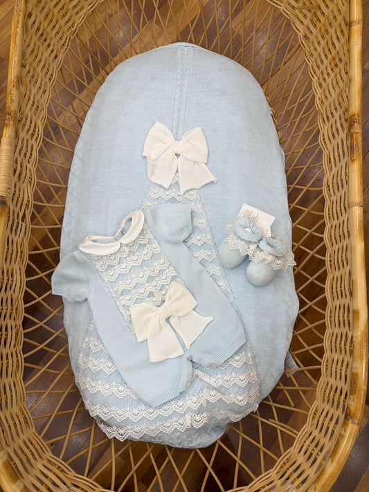 Coordinato nascita Bebè di Almy in filo celeste con valancienne e fiocchi coperta pagliaccetto e babbucce