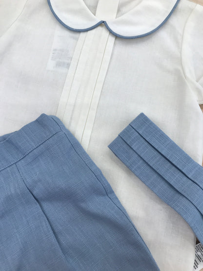 Completo Paz Rodriguez in lino camicia mezza manica con collo dal profilo blu con bermuda e fascia con pieghe