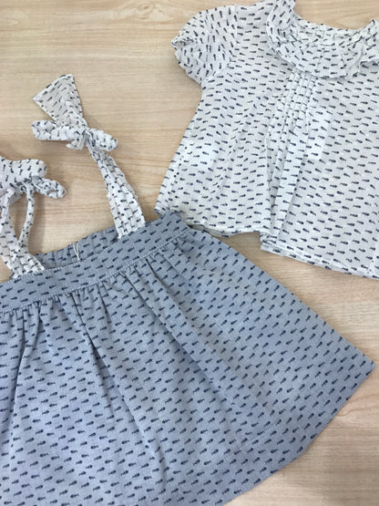 Completo Paloma De La O in cotone camicia mezza manica con rusche con gonna con bretelle con piccoli pesciolini