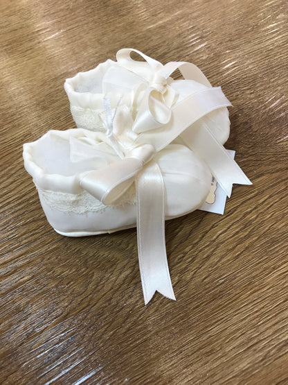 Scarpine Piccola Giuggiola in organza in seta panna con valancienne applicato su di essa