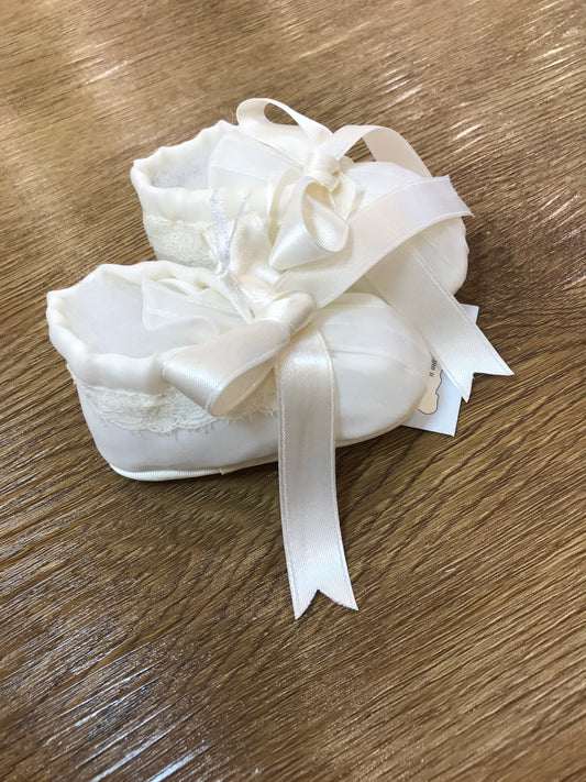 Scarpine Piccola Giuggiola in organza in seta panna con valancienne applicato su di essa
