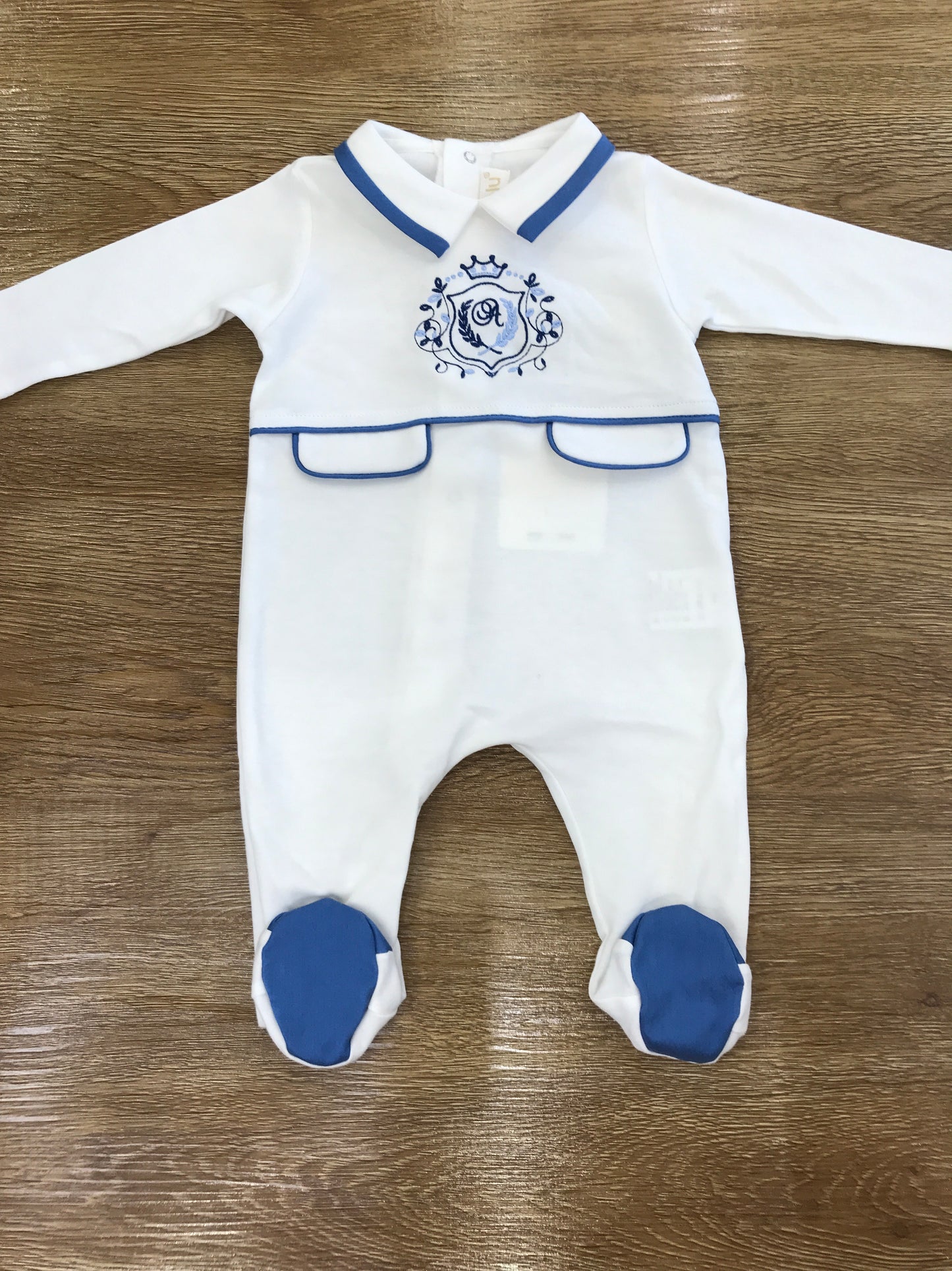 Tutina Cielo Blu in cotone intera bianca rifinita con dettagli bluette con disegno centrale