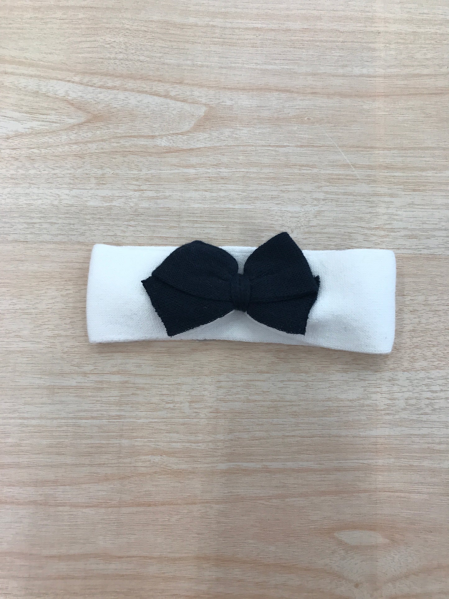 Fascia Baby Lord in filo bianco con fiocchetto blu scuro sul davanti