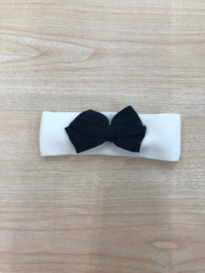 Fascia Baby Lord in filo bianco con fiocchetto blu scuro sul davanti