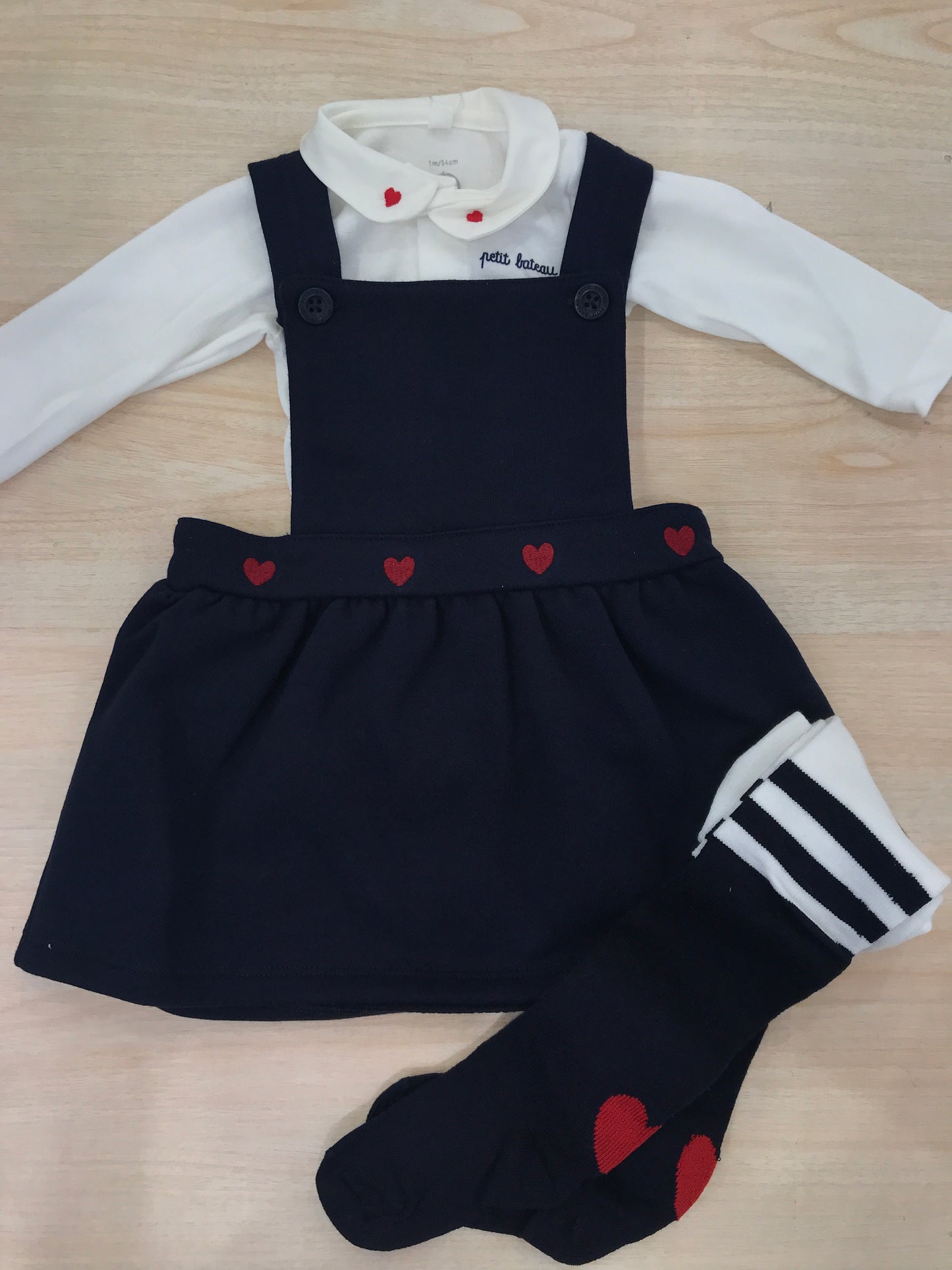 Salopette Petit Bateau blu scuro con bretelle regolabili con cuori ricamati rossi
