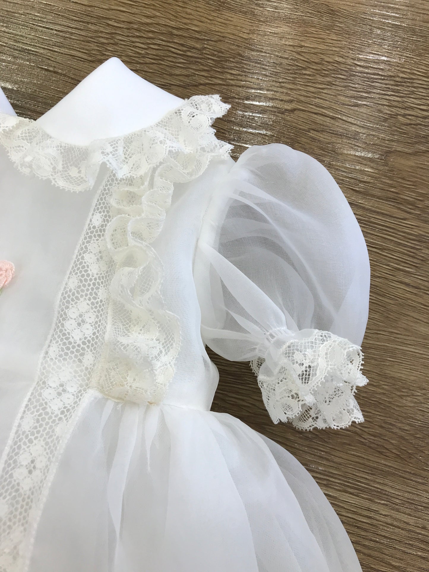 Abito Piccola Giuggiola in organza in seta panna con applicazione di valancienne e rose in 3D ricamate sul davanti con fiocco