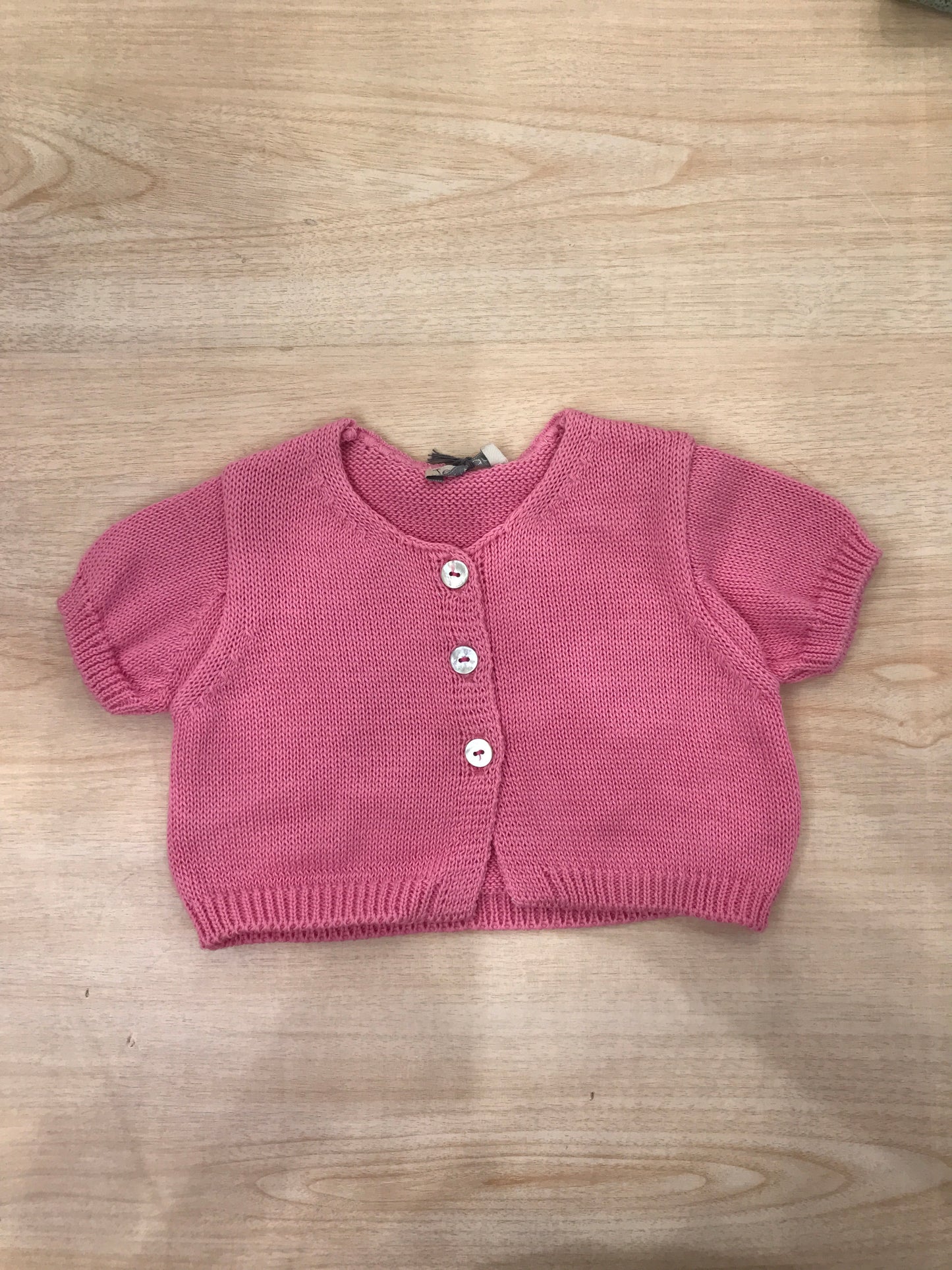 Cardigan Jo Milano in filo fucsia mezza manica con piccoli bottoncini