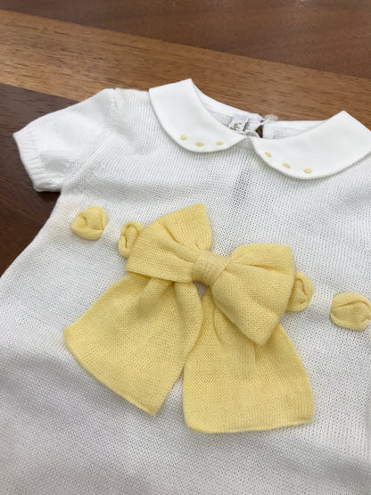 Pagliaccetto Baby Lord in filo bianco mezza manica con collo tondo bianco con pois gialli con fiocco e passanastro sul davanti giallo