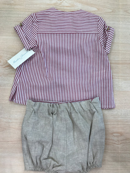 Completo Martin Aranda camicia mezza manica a righe bianche e rosse con pantalone corto tortora