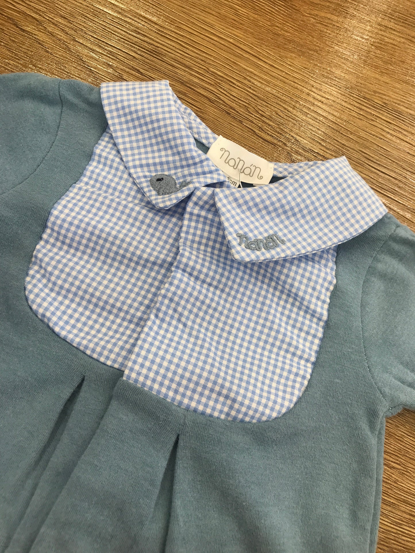 Tutina Nanan intera caldo cotone con piedini collo camicia con quadretti bianchi e azzurri e balena ricamata sul colletto