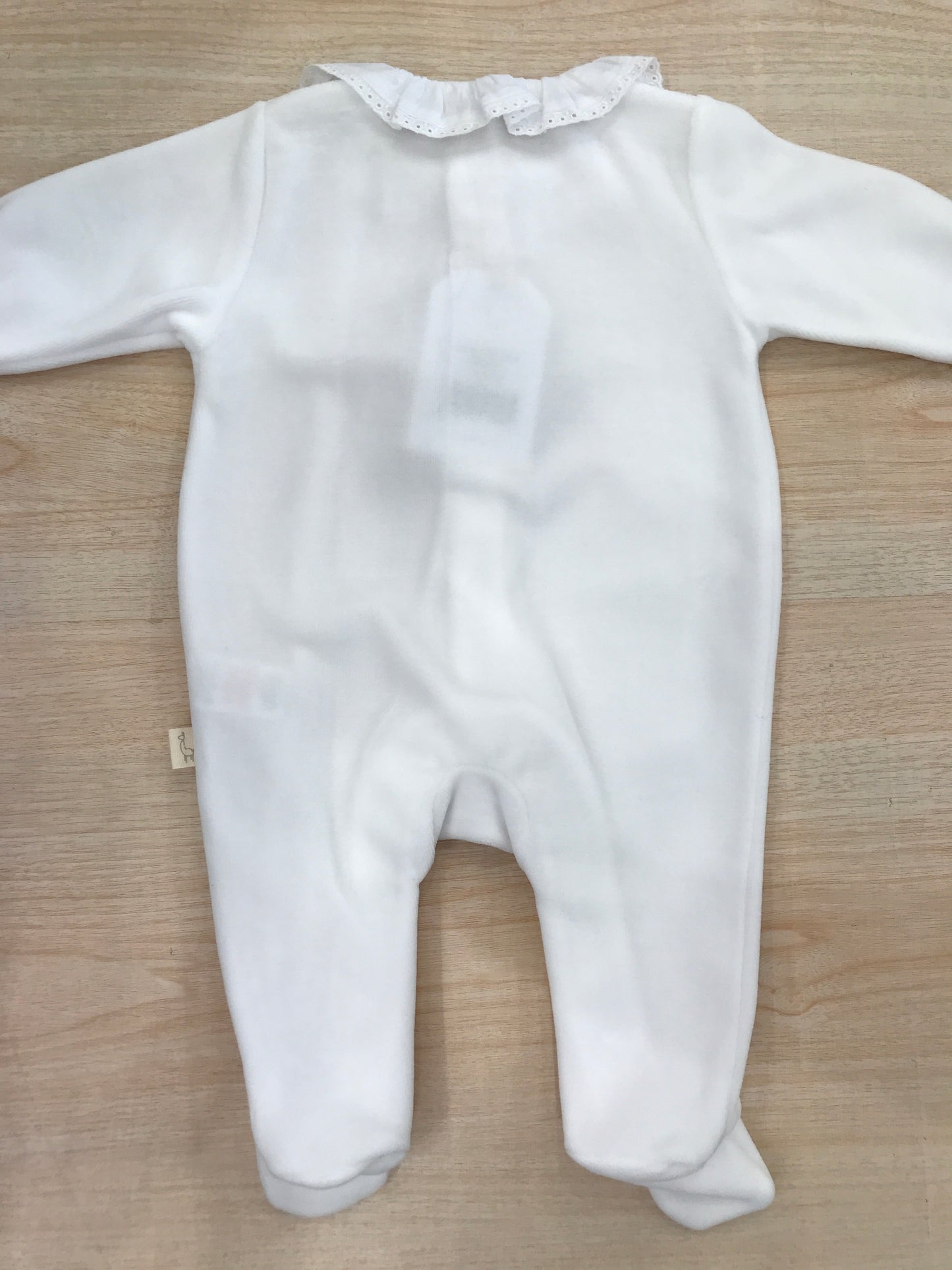 Tutina Baby Gi in ciniglia bianca intera con polsini e colletto rifiniti in san gallo