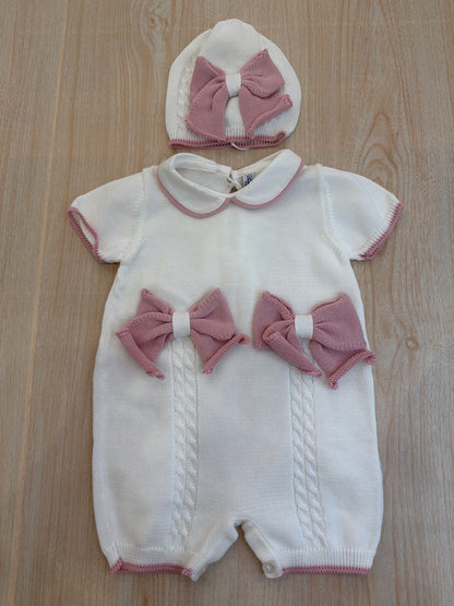 Pagliaccetto Bebè di Almy in filo bianco mezza manica con rifiniture in rosa e fiocchi sul davanti