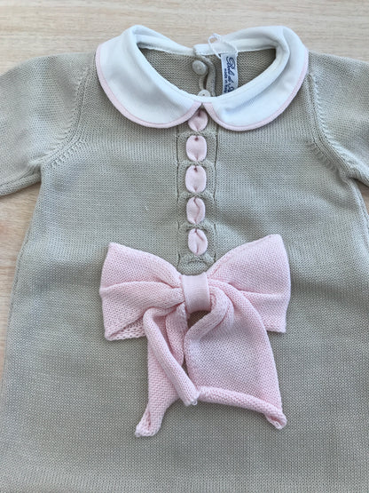 Tutina Bebè di Almy in filo tortora con rifiniture rosa con passanastro e fiocco rosa al centro