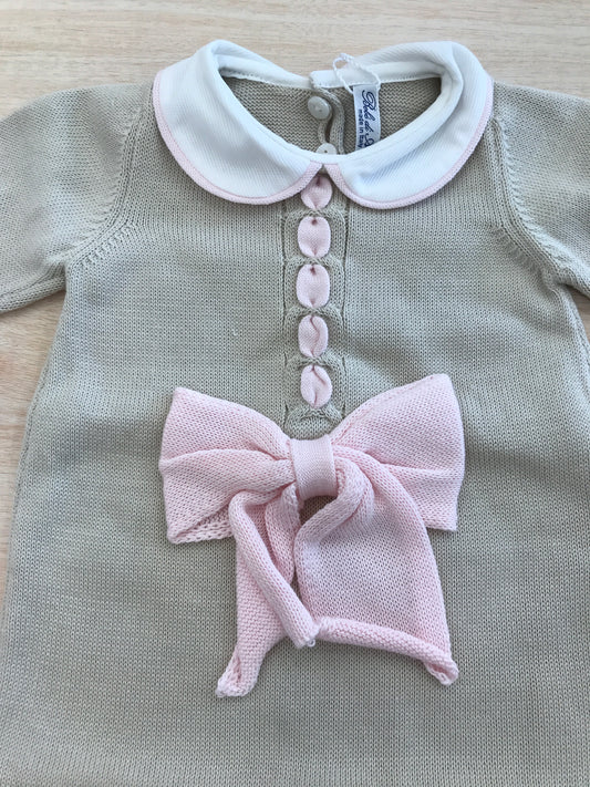 Tutina Bebè di Almy in filo tortora con rifiniture rosa con passanastro e fiocco rosa al centro