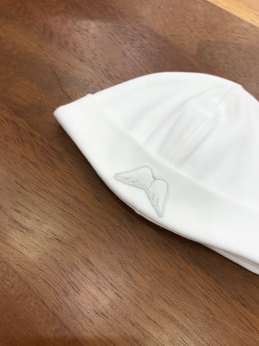 Cappello Baby Gi in cotone bianco con risvolto con ali sul davanti