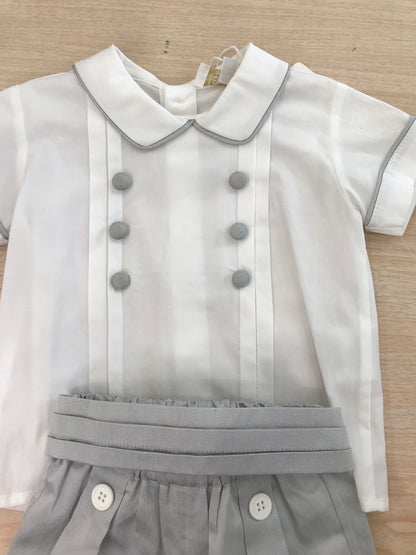 Completo Aletta in cotone camicia bianca mezza manica con bottoncini sul davanti con pantalone grigio con fascia con pieghe