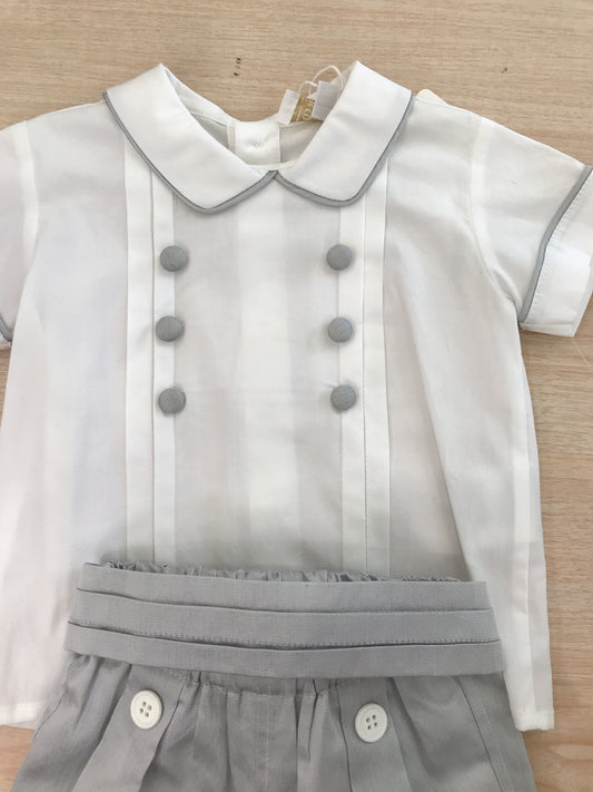 Completo Aletta in cotone camicia bianca mezza manica con bottoncini sul davanti con pantalone grigio con fascia con pieghe