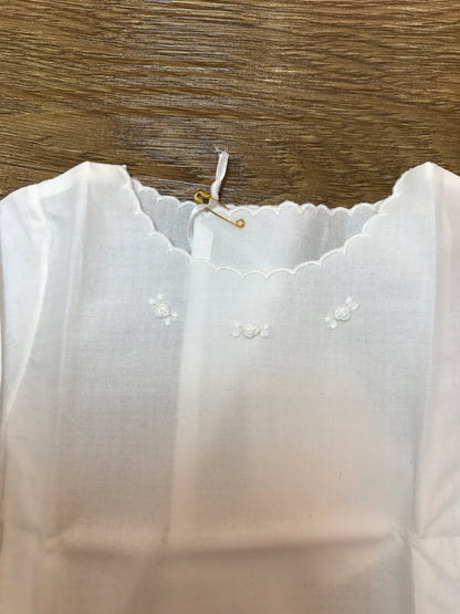 Camicino Pepecè in battista di cotone bianco manica lunga con tre piccole roselline sul davanti in rilievo