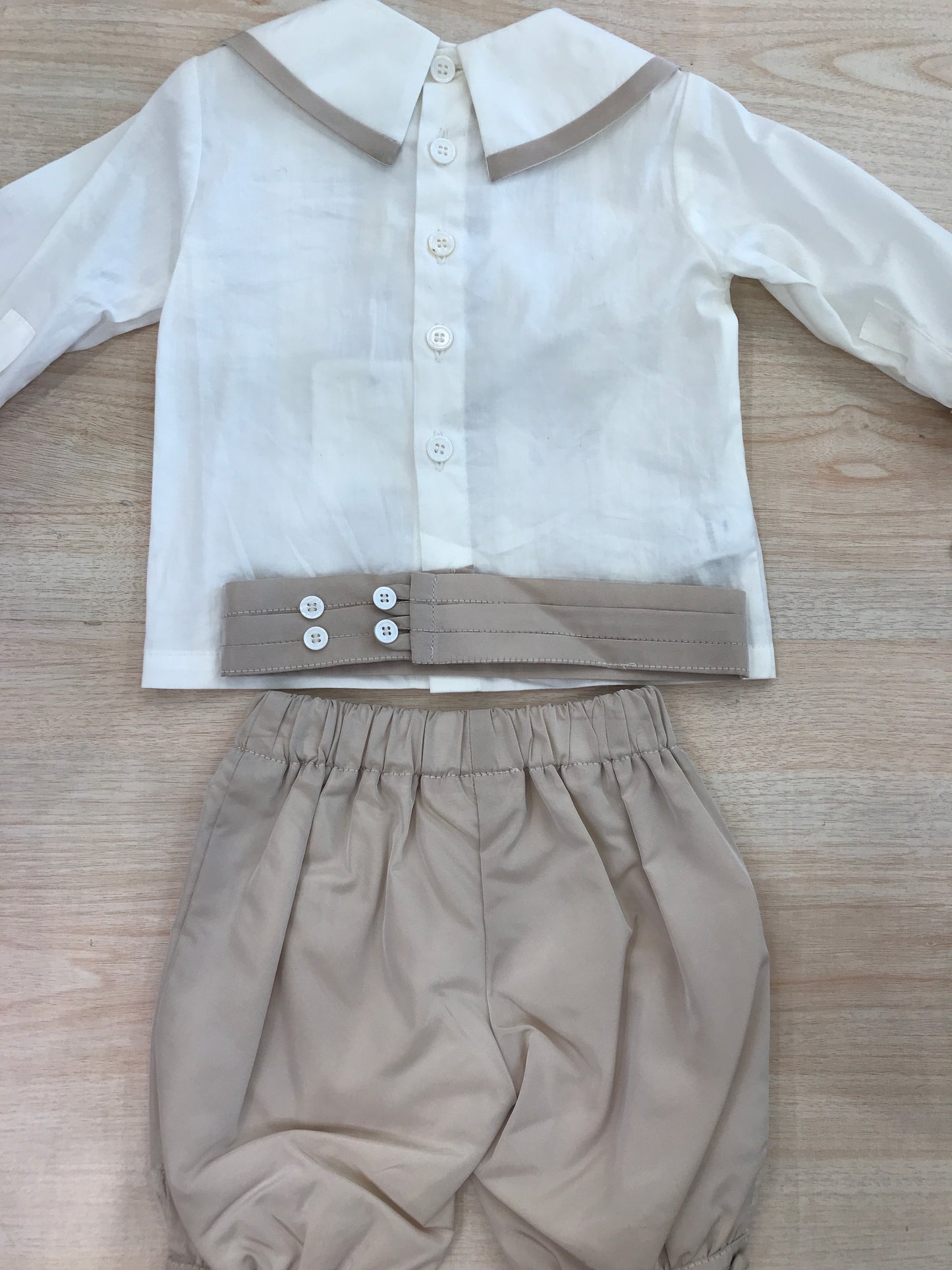 Completo Cielo Blu camicia manica lunga panna con rifiniture tortora con pantalone a sbuffo e fascia con pieghe