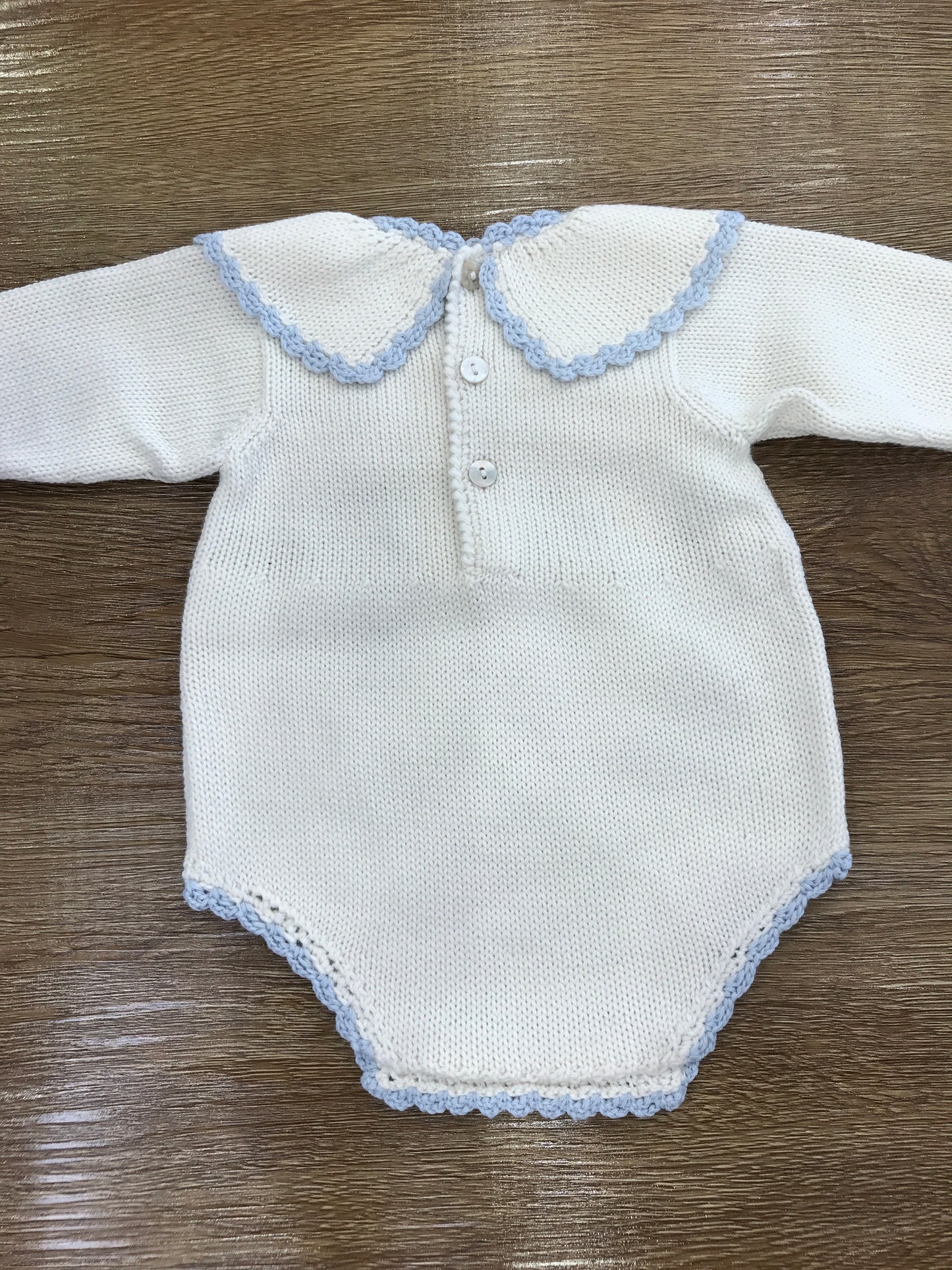 Pagliaccetto Fofettes panna smerlato celeste con pois e fiocchetto celeste
