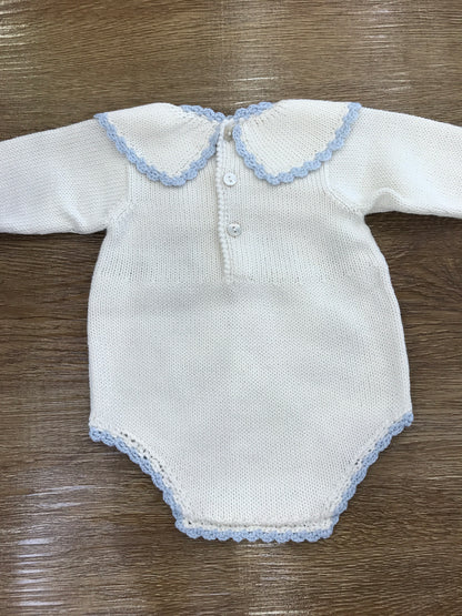 Pagliaccetto Fofettes panna smerlato celeste con pois e fiocchetto celeste