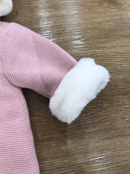 Cappotto PCS rosa con pelliccia intera bianca con lavorazione di trecce e due piccoli fiocchetti