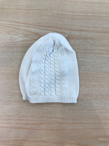 Cappello Bebè di Almy in filo bianco con lavorazione di trecce con applicazione in pizzo