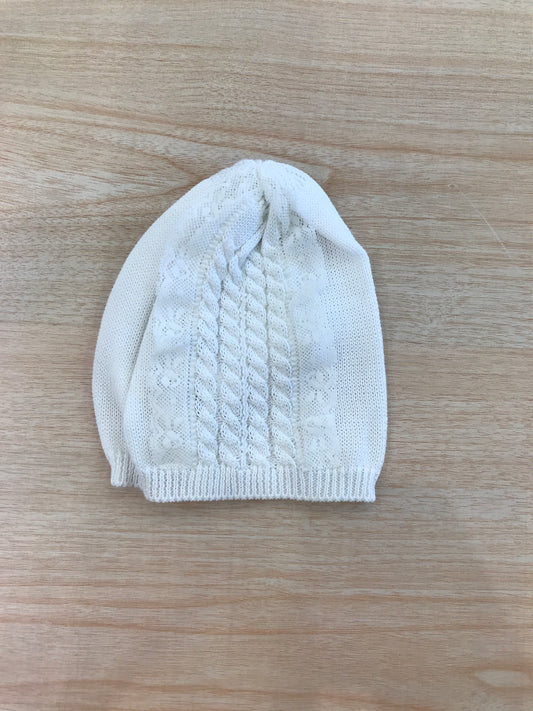 Cappello Bebè di Almy in filo bianco con lavorazione di trecce con applicazione in pizzo