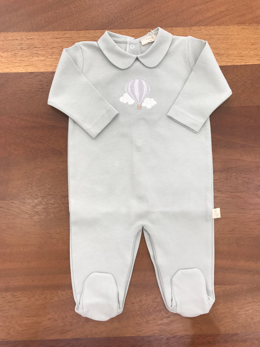 Tutina Baby Gi in cotone verde menta con piedini con manica lunga con colletto con mongolfiera con nuvolette ricamate sul davanti