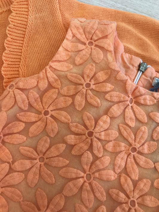 Abito Jo Milano smanicato arancione con fiori ricamati su tutt'esso con coprispalle smerlato