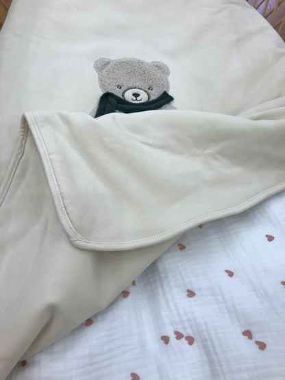 Coperta Nanan in caldo cotone beige con orsetto peloso applicato sul davanti