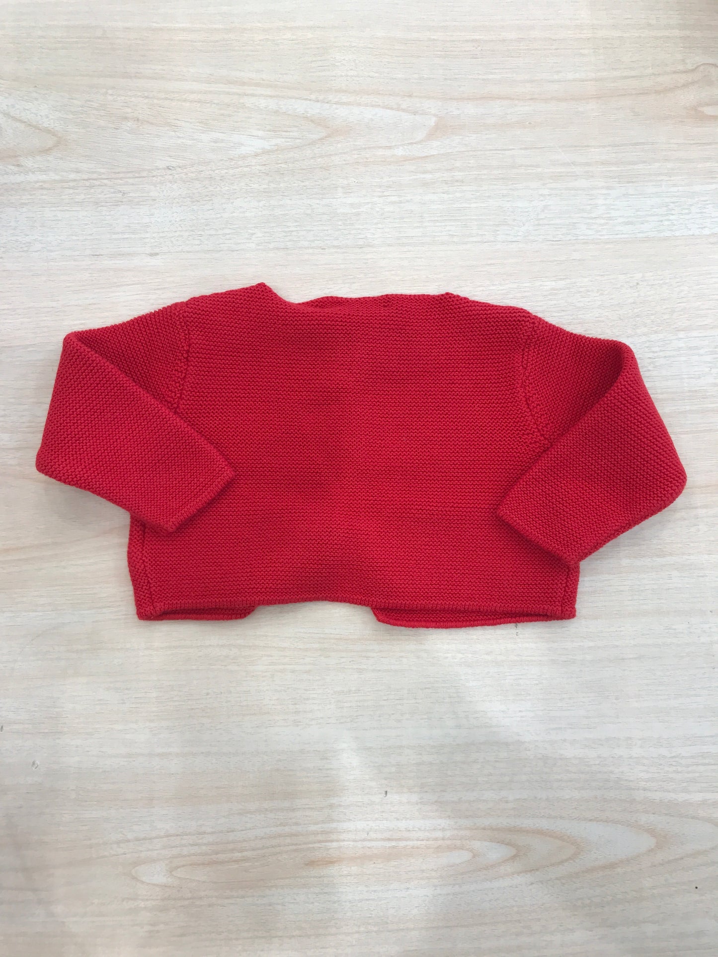 Cardigan Coccodè in filo rosso con due piccoli bottoni sul davanti