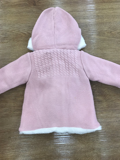 Cappotto PCS rosa con pelliccia intera bianca con lavorazione di trecce e due piccoli fiocchetti