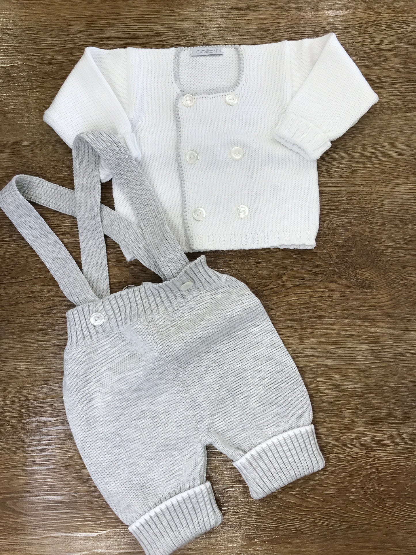 Completo Colibrì in filo di cotone due pezzi salopette con bretelle cardigan con ricamo grigio