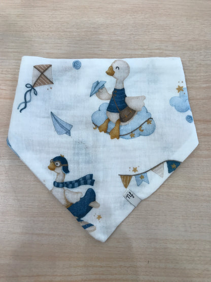 Bavetta Nannafrufrù in garza dal fondo bianco con ochette e giochi ricamati sul davanti e retro