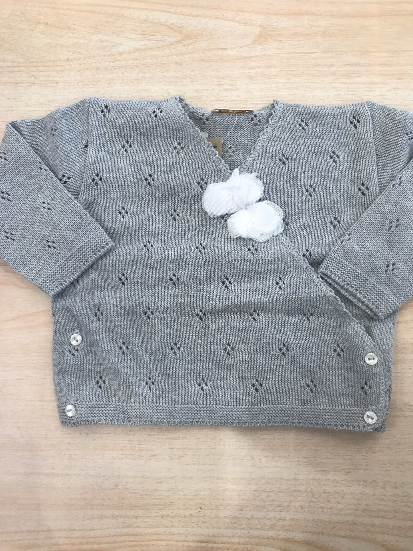 Cardigan Baby Lord in filo grigio ad incrocio traforato con due fiori sul davanti
