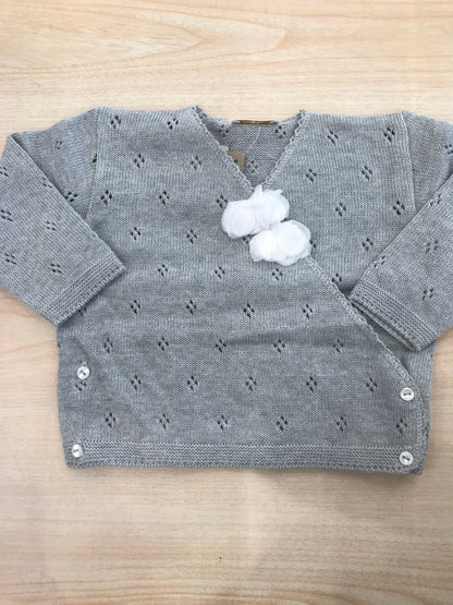 Cardigan Baby Lord in filo grigio ad incrocio traforato con due fiori sul davanti