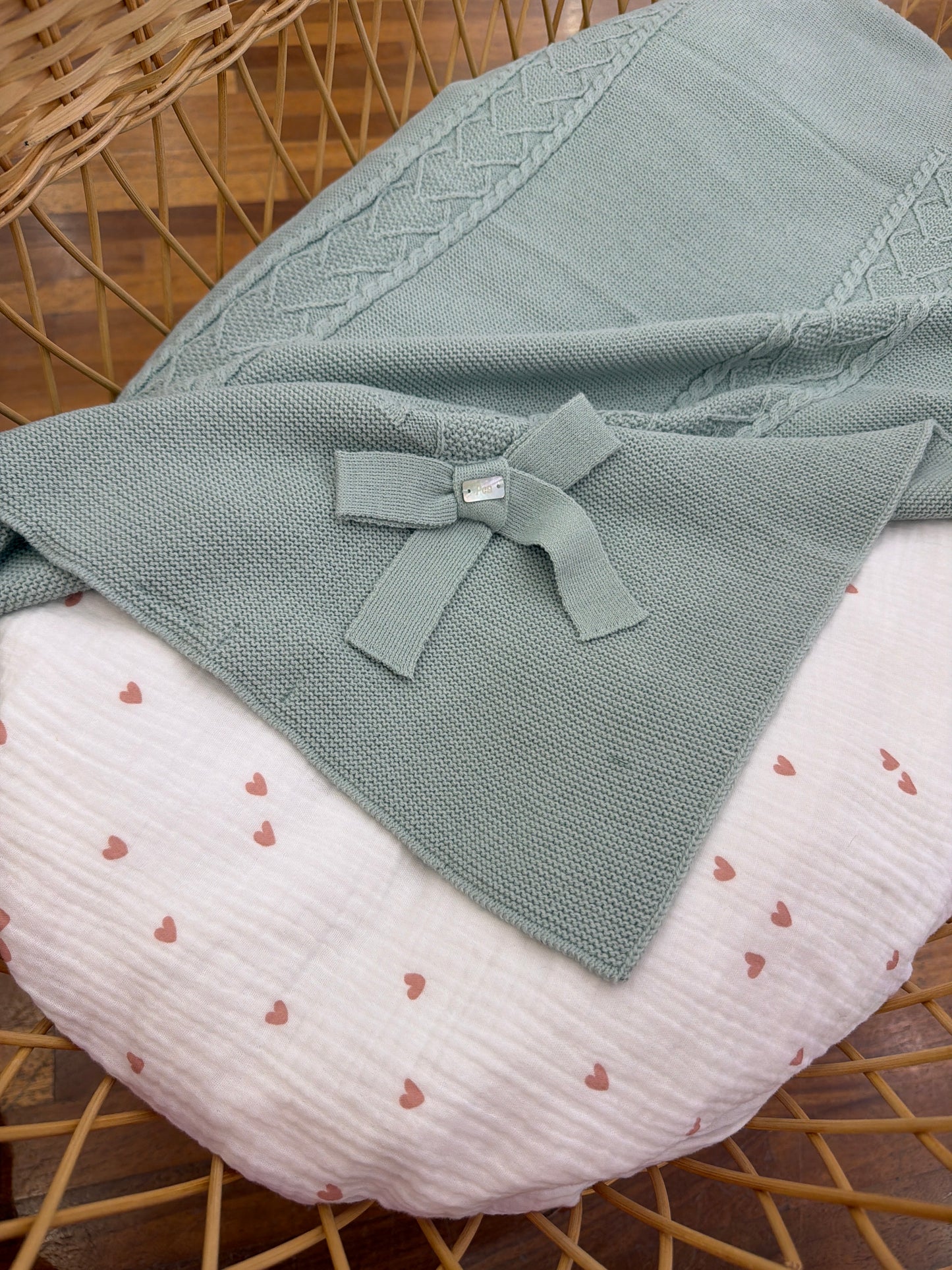 Coperta PCS con lavorazione centrale di trecce e cuori ricamati con fiocco laterale