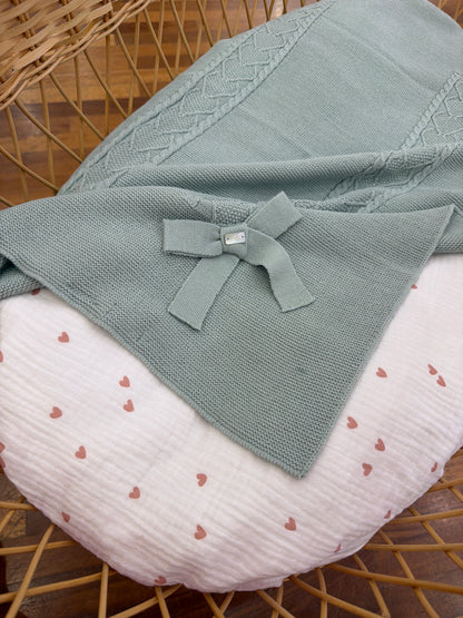 Coperta PCS con lavorazione centrale di trecce e cuori ricamati con fiocco laterale