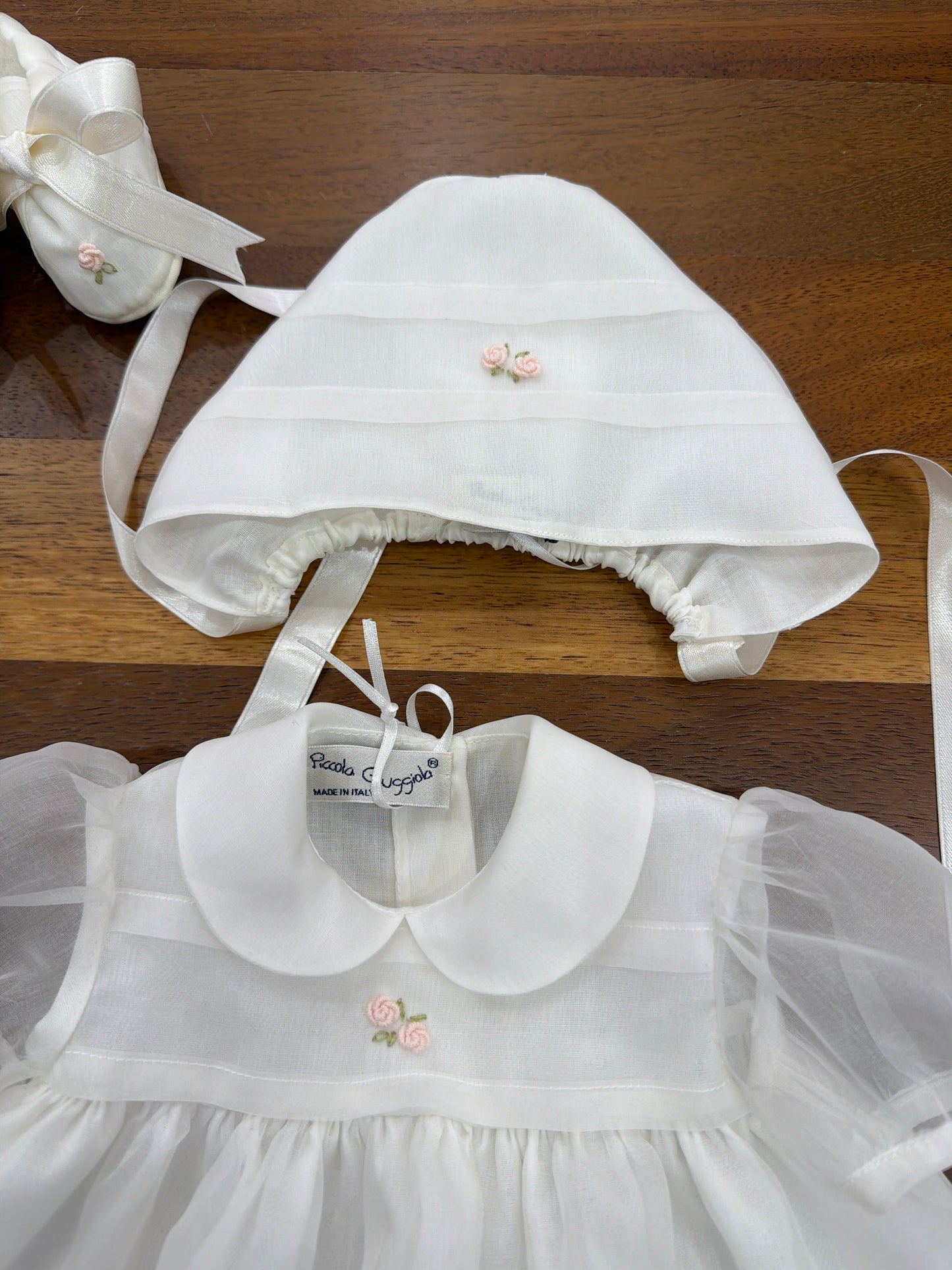 Abitino Piccola Giuggiola in organza in seta panna con culotte con roselline ricamate