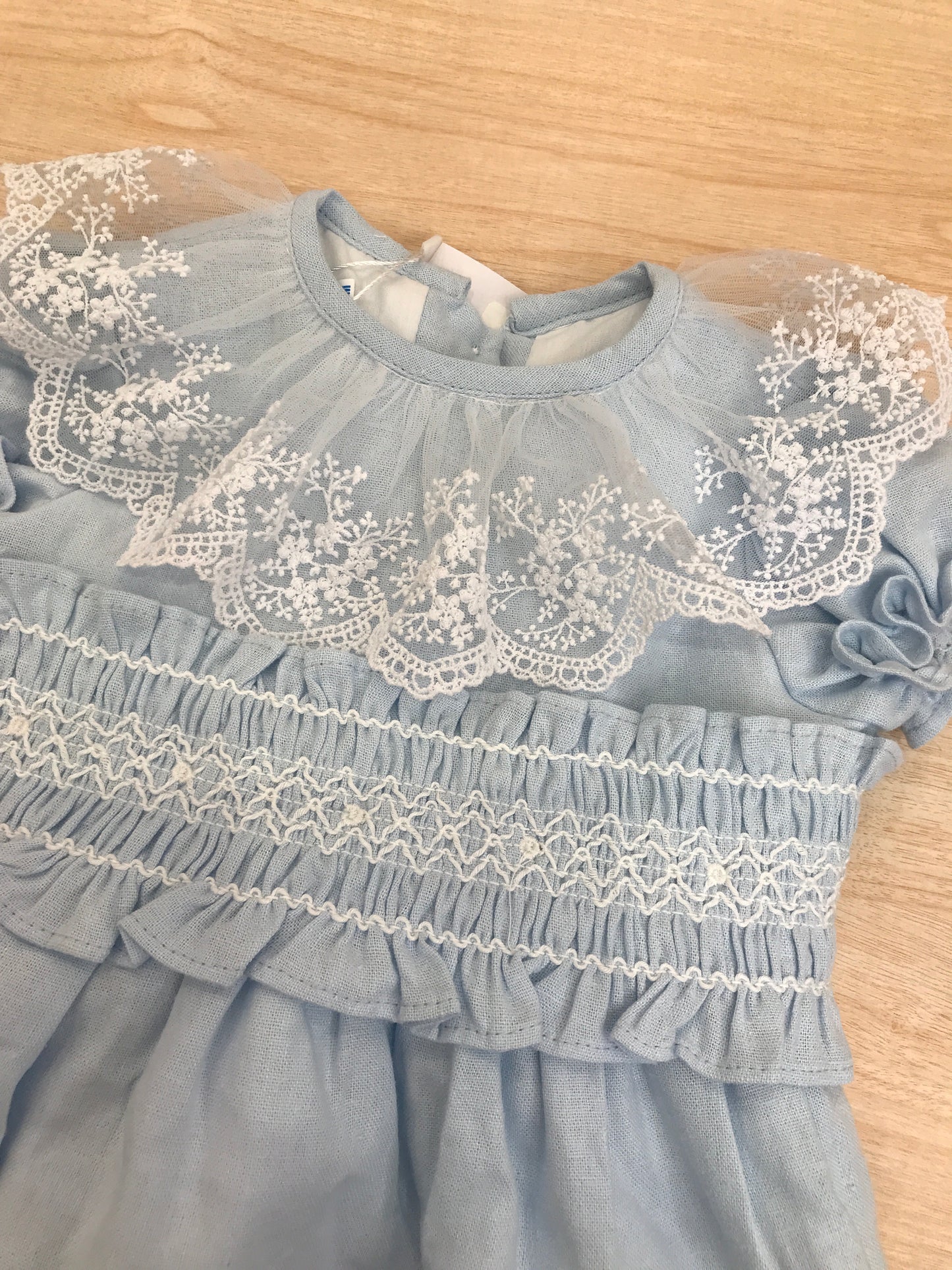 Abito Fofettes in cotone mezza manica a sbuffo con collo rifinito da una balza in tulle rifinita da pizzo e fascia smerlata lavorata sul davanti chiusa sul retro con fioccone