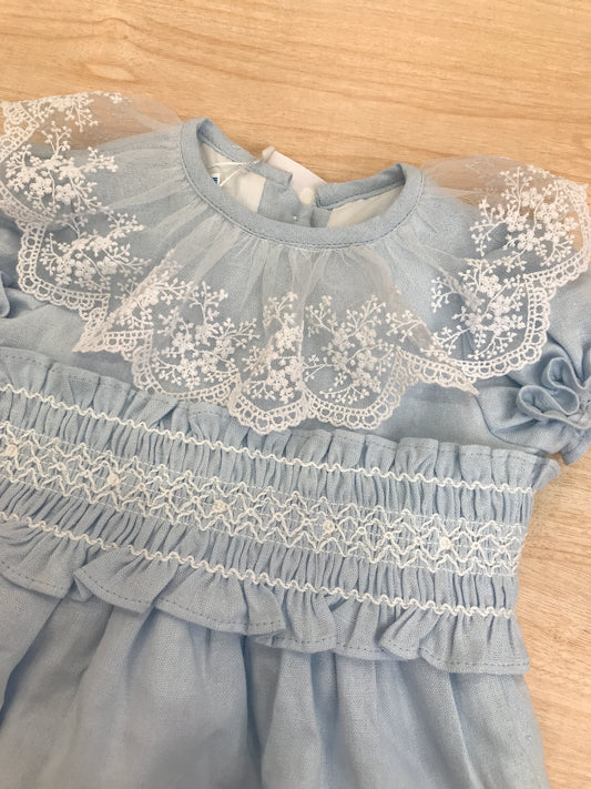 Abito Fofettes in cotone mezza manica a sbuffo con collo rifinito da una balza in tulle rifinita da pizzo e fascia smerlata lavorata sul davanti chiusa sul retro con fioccone