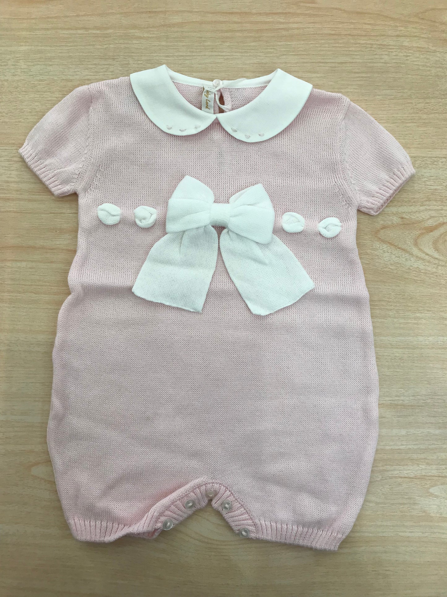 Pagliaccetto Baby Lord in filo mezza manica con colletto bianco con pois rosa e fiocco con passanastro bianco sul davanti