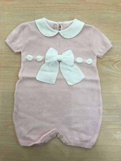 Pagliaccetto Baby Lord in filo mezza manica con colletto bianco con pois rosa e fiocco con passanastro bianco sul davanti